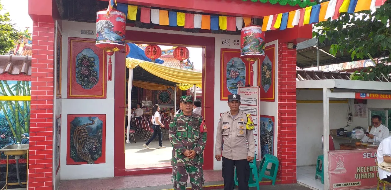 Personil Polsek Lemah wungkuk Monitoring Perayaan Hari Raya Waisak di Wilayah Binaan