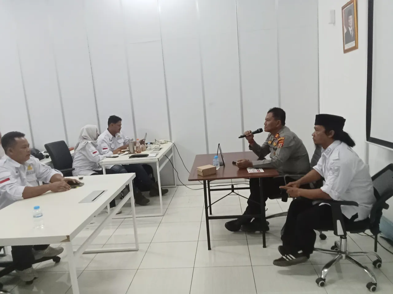 Kapolsek Mundu Hadiri Kegiatan Peningkatan Kapasitas Aparatur Pemerintah Desa Citemu di PLTU Cirebon