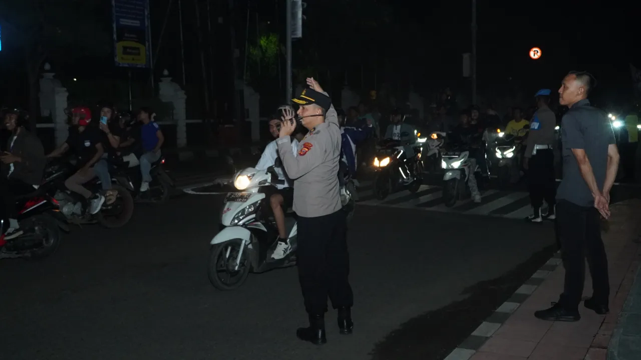 Wakapolres Cirebon Kota Pimpin Langsung Pengamanan Konvoi Bobotoh Persib di Depan Alun-alun Kejaksan