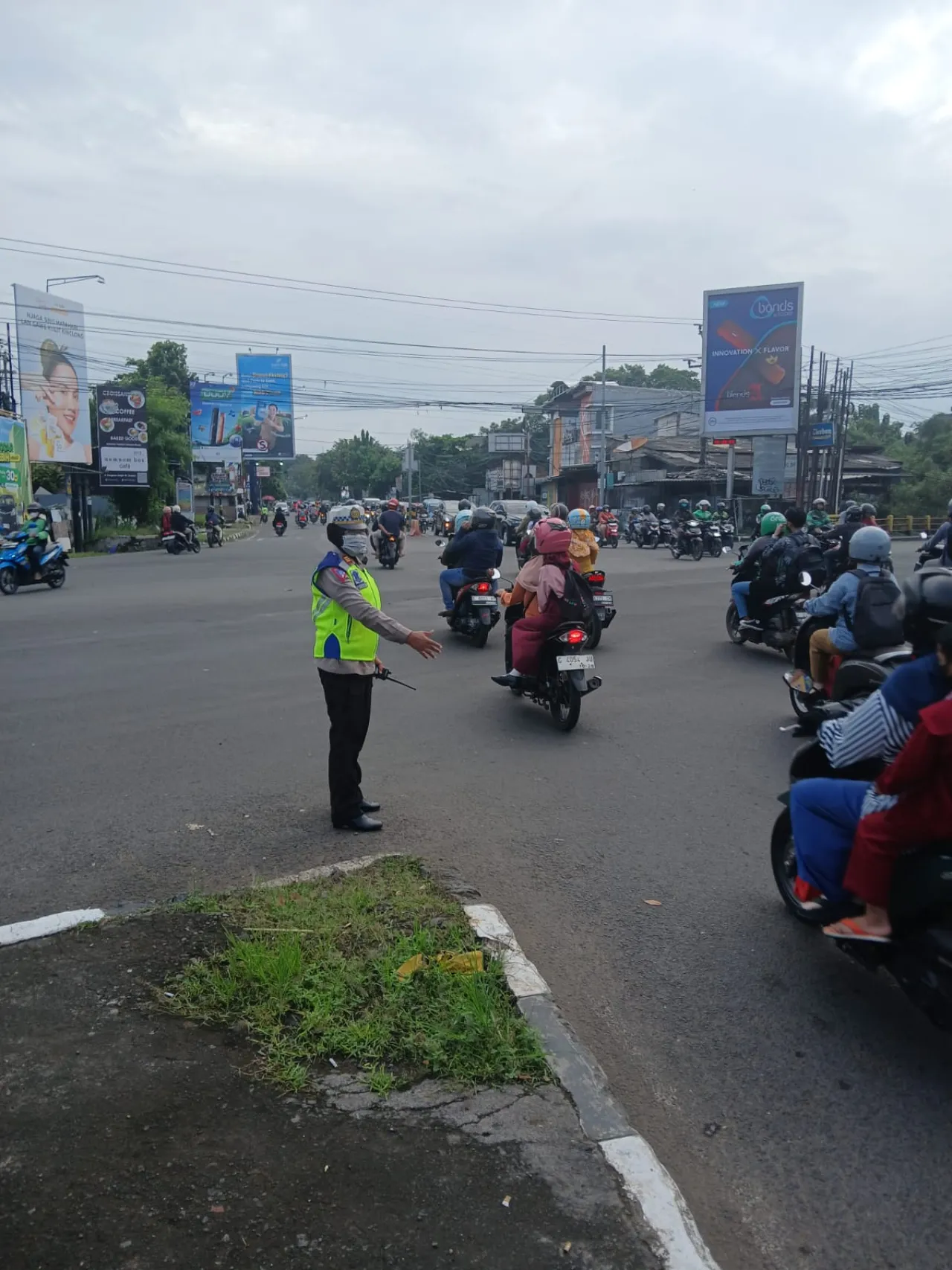 Polsek Seltim Polres Cirebon Kota Laksanakan Pengaturan Lalu Lintas Pagi Hari