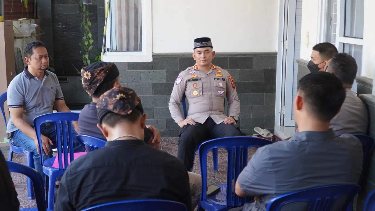 Kapolres Cirebon Kota dan Ketua Bhayangkari Laksanakan Takziah ke Rumah Duka Aipda Gugun Gumilar