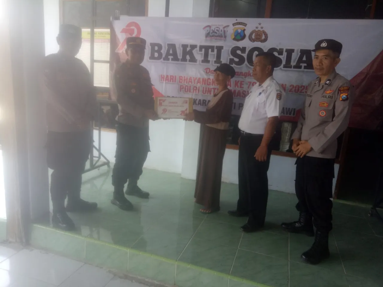HUT Bhayangkara ke-79, Polres Ngawi Gelar Baksos Serahkan Bansos di Desa Dungmiri