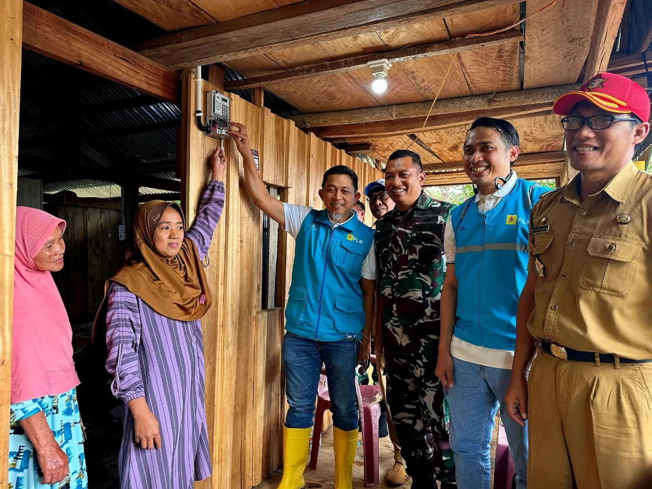 Pada Hari Lingkungan Hidup, Kampung Menra Terang Benderang, 28 Keluarga Merasakan Akses Listrik 24 Jam