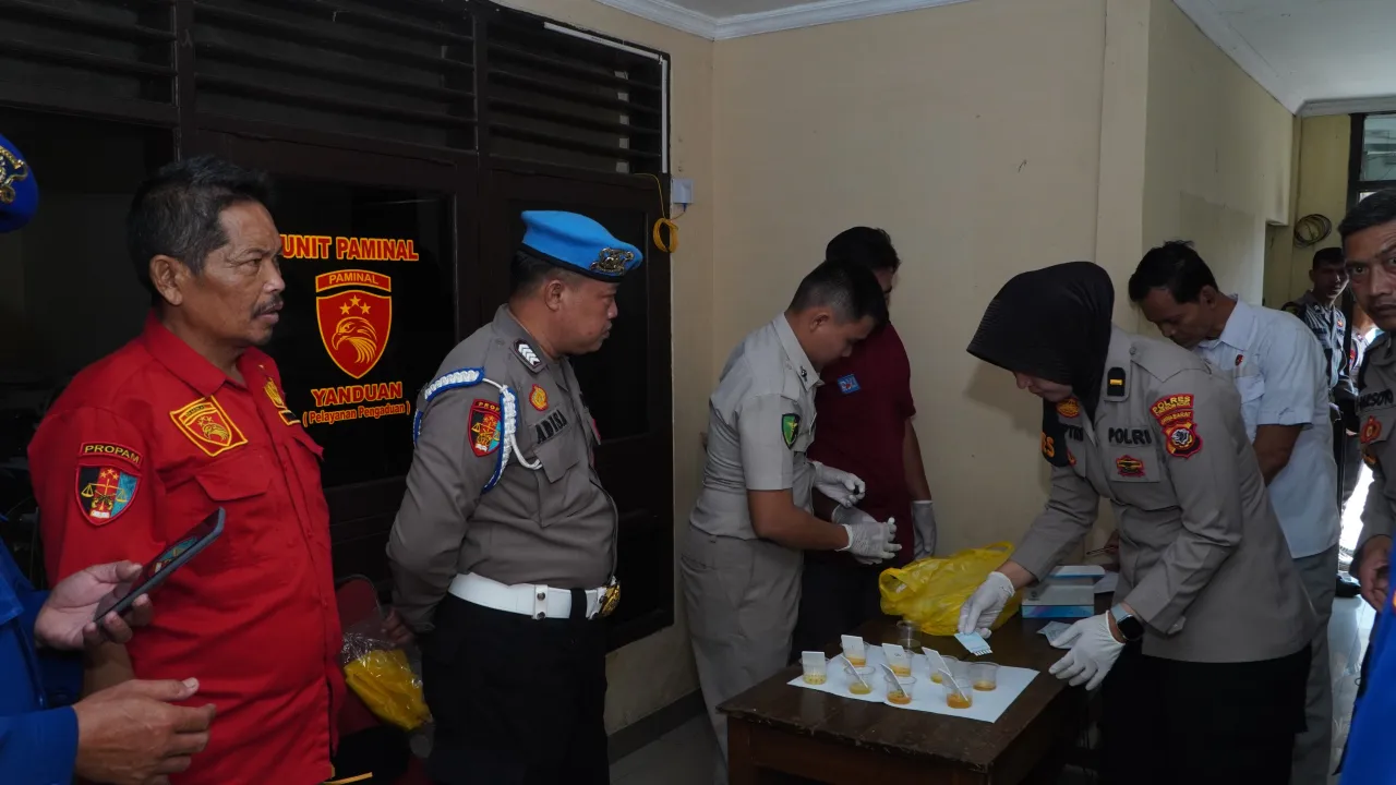Polres Cirebon Kota Laksanakan Tes Urine Dadakan untuk Pastikan Personel Bebas Narkoba