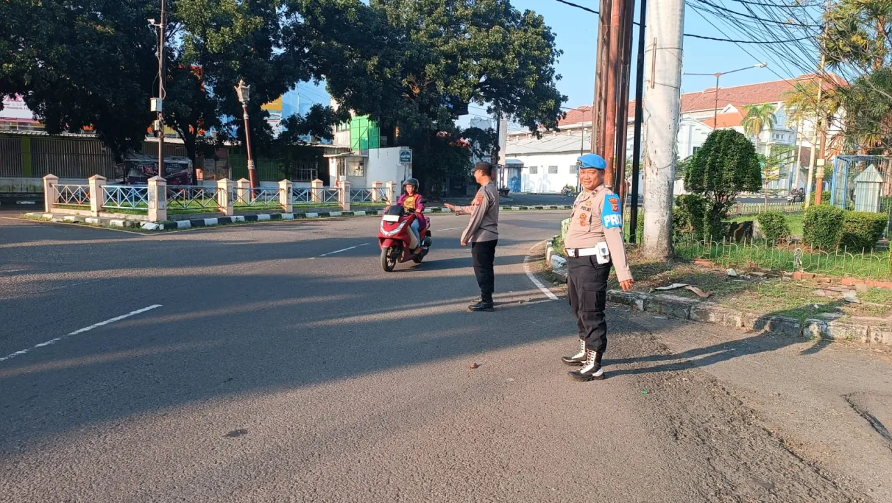 Polsek Kawasan Pelabuhan Cirebon Laksanakan Gatur Pagi, Antisipasi Kepadatan dan Premanisme di Area Strategis