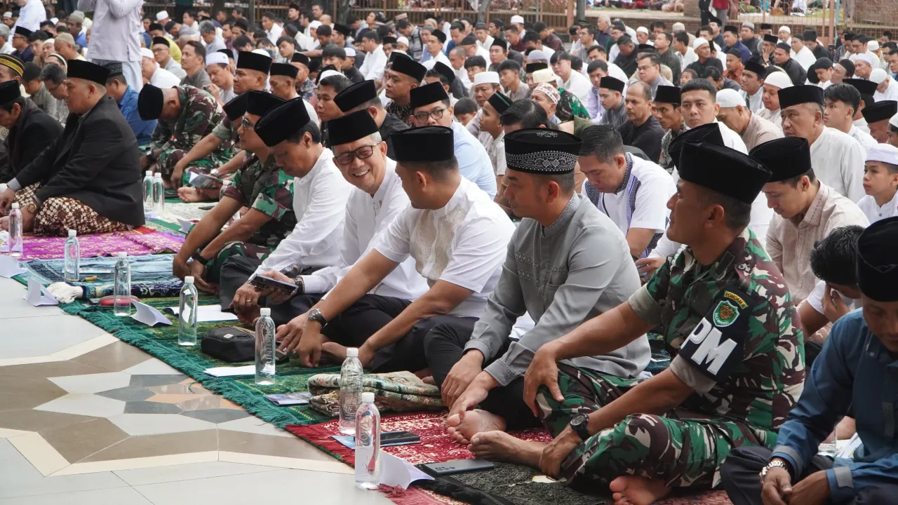 Kapolres Cirebon Kota Bersama Forkopimda Laksanakan Salat Idul Adha di Masjid Raya At-Taqwa