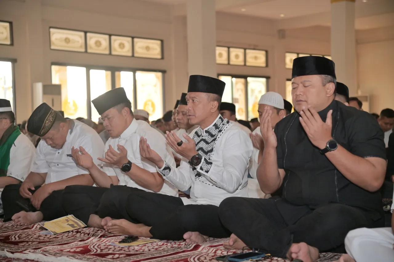Kapolda Jabar dan Masyarakat Shalat Idul Adha 1446 H di Masjid Al Amman, Jaga Semangat Kebersamaan Serta Berbagi