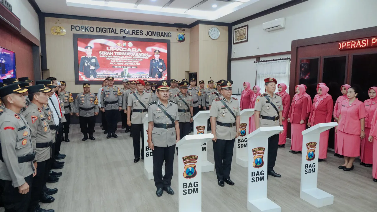Rotasi Jabatan, Kapolres Jombang Pimpin Upacara Sertijab Kasat Resnarkoba dan Kapolsek Jajaran