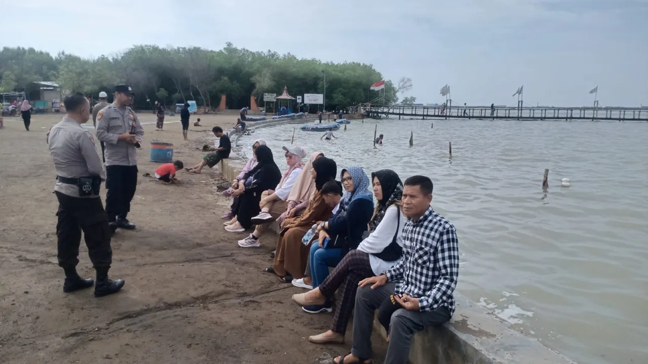 Polsek KPC Kawal Ketat Wisata Bahari Kejawanan, Tekan Premanisme dan Jaga Keamanan Pengunjung