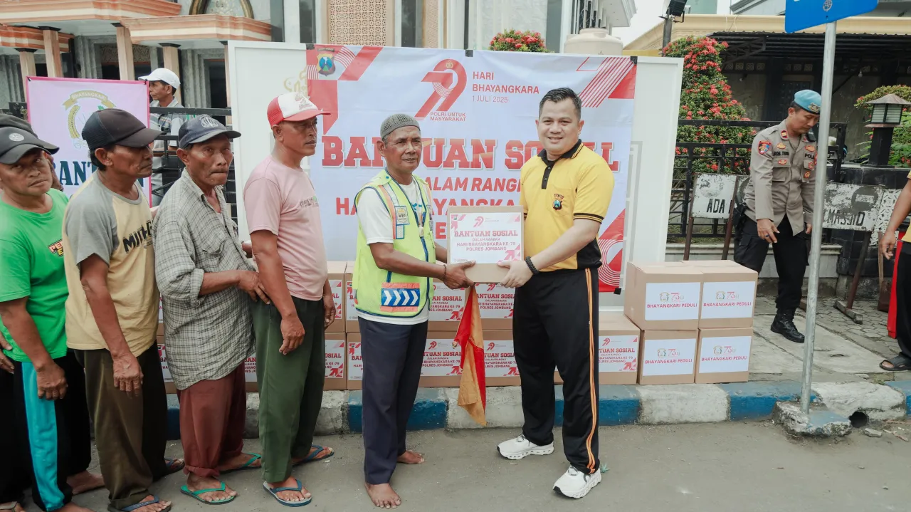 Jelang HUT Bhayangkara ke-79, Kapolres Jombang Bagikan Bansos Sembako kepada Juru Parkir dan Abang Becak