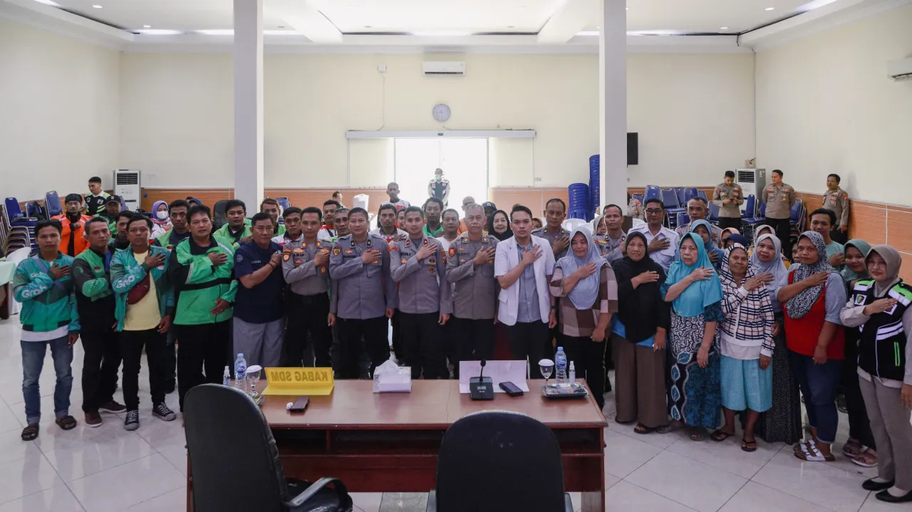 Polres Jombang Gelar Bakti Kesehatan dan Bagikan Bansos, Sambut HUT Bhayangkara ke 79