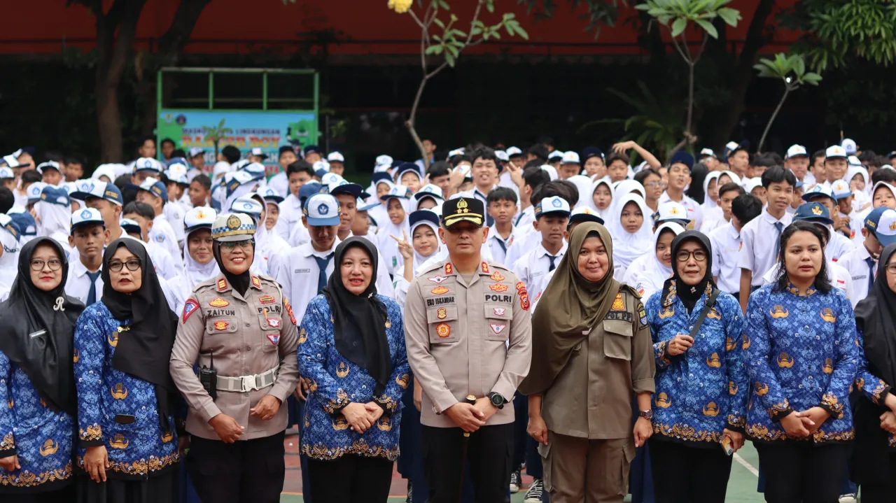 Kapolres Cirebon Kota Jadi Pembina Upacara di SMPN 7, Ajak Pelajar Jauhi Pergaulan Negatif