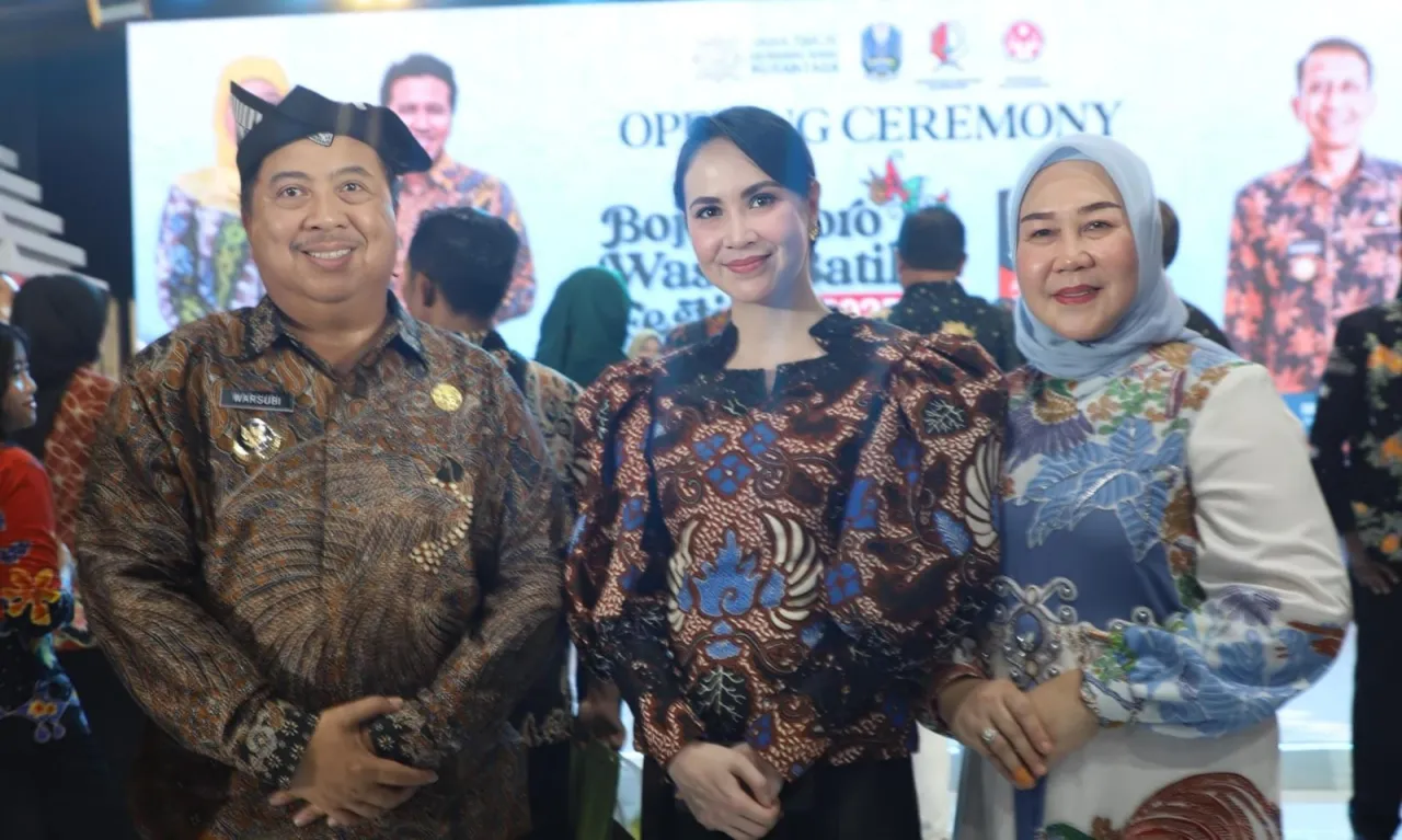 Bupati dan Ketua Dekranasda Jombang Dukung Batik Lokal di BWBF 2025