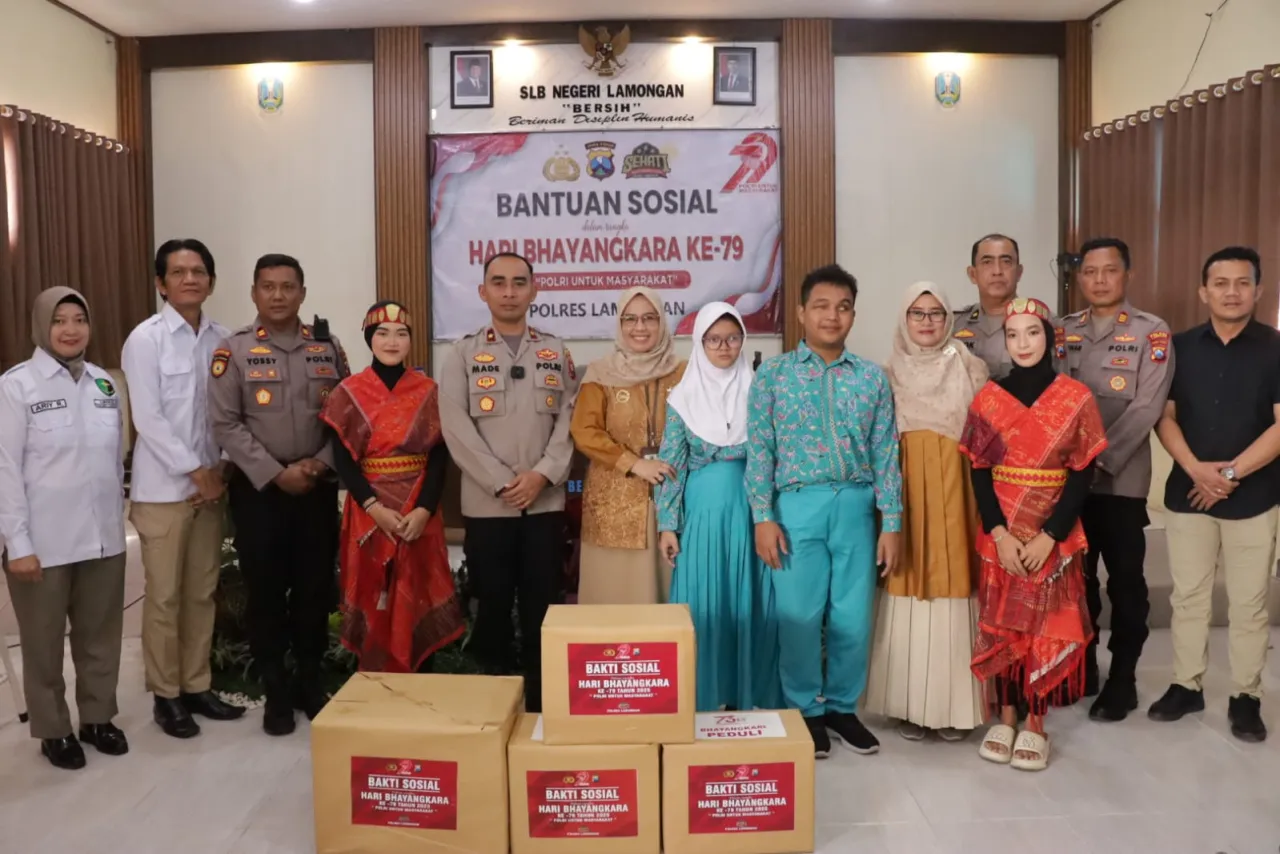 Wakapolres Lamongan Berikan Bansos untuk Penyandang Disabilitas di SLB Negeri Lamongan