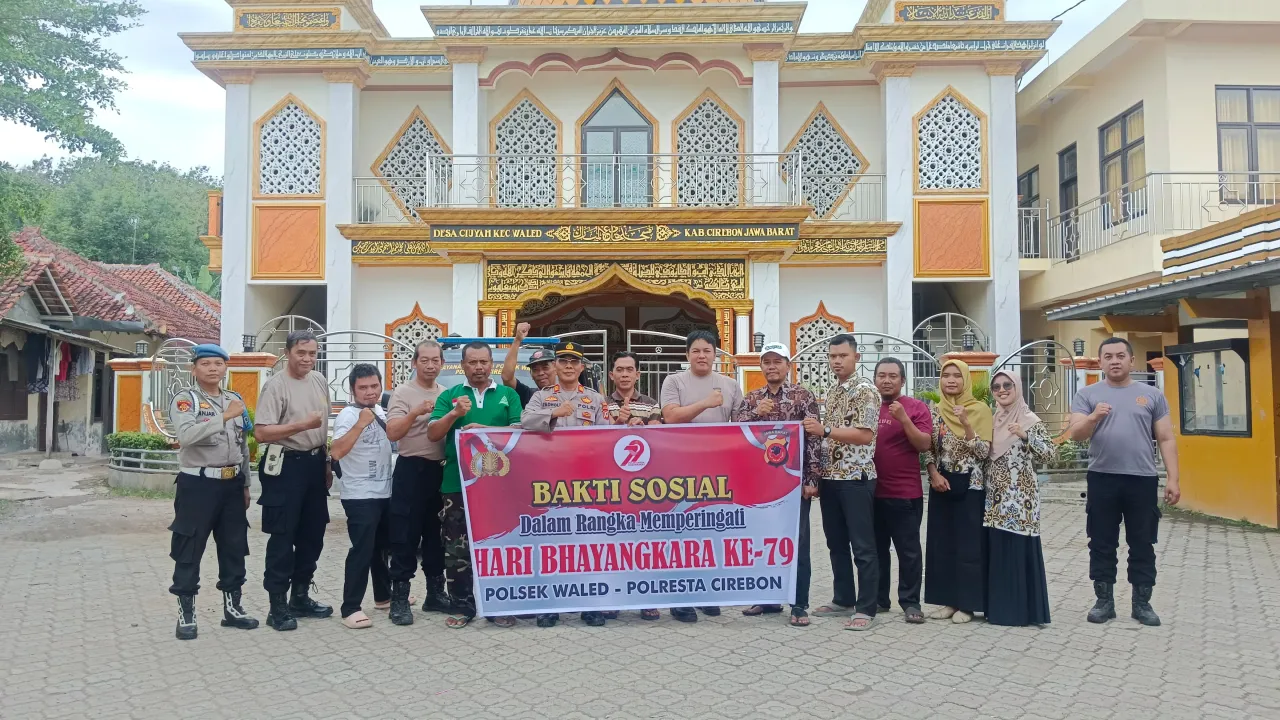 Polsek Waled Gelar Kerja Bakti di Masjid Al Mubarok Dalam Rangka Peringatan Hari Bhayangkara ke-79