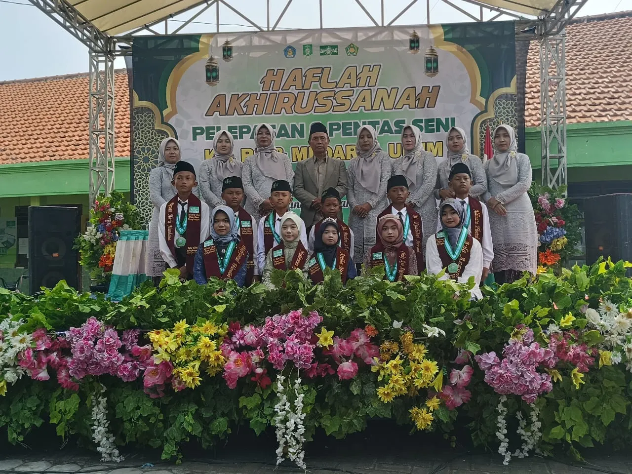 Haflah Akhirussanah , Pelepasan Siswa-siswi MI Darul Ulum Serta Kreasi Pentas Seni Berjalan Khidmat