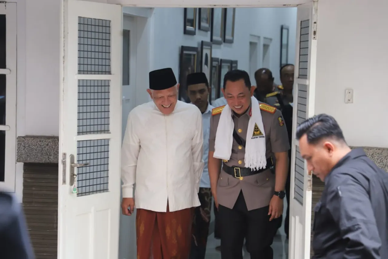 Peringati HUT Bhayangkara, Kapolri Ziarah ke Makam Gus Dur di Tebuireng Jombang