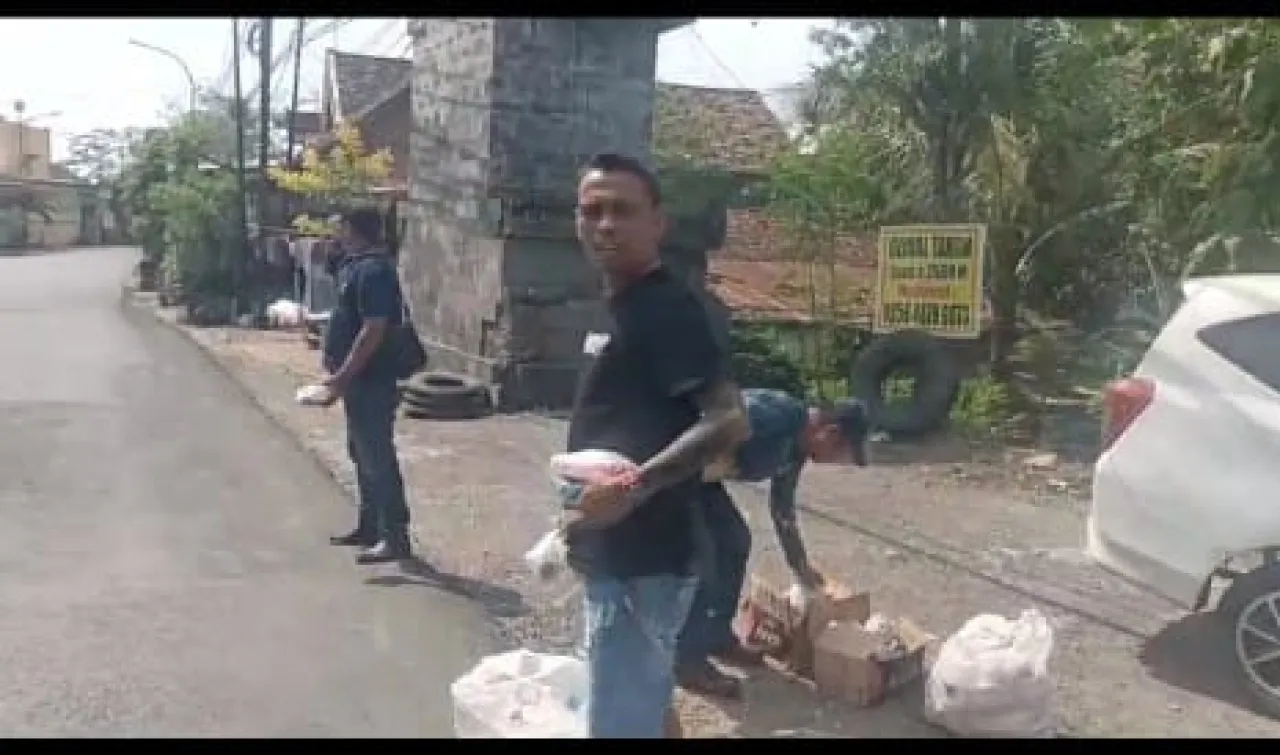 Jumat Berkah, Komando Patas TV Bagikan Bingkisan di Perbatasan Gresik-Mojokerto