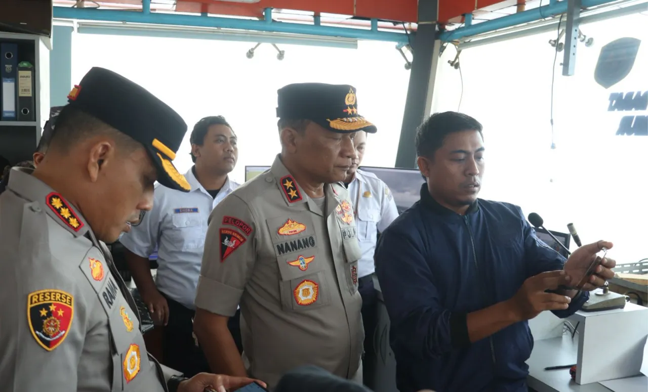 Kapolda Jatim Pantau Langsung Pencarian Korban Kapal Tenggelam di Selat Bali