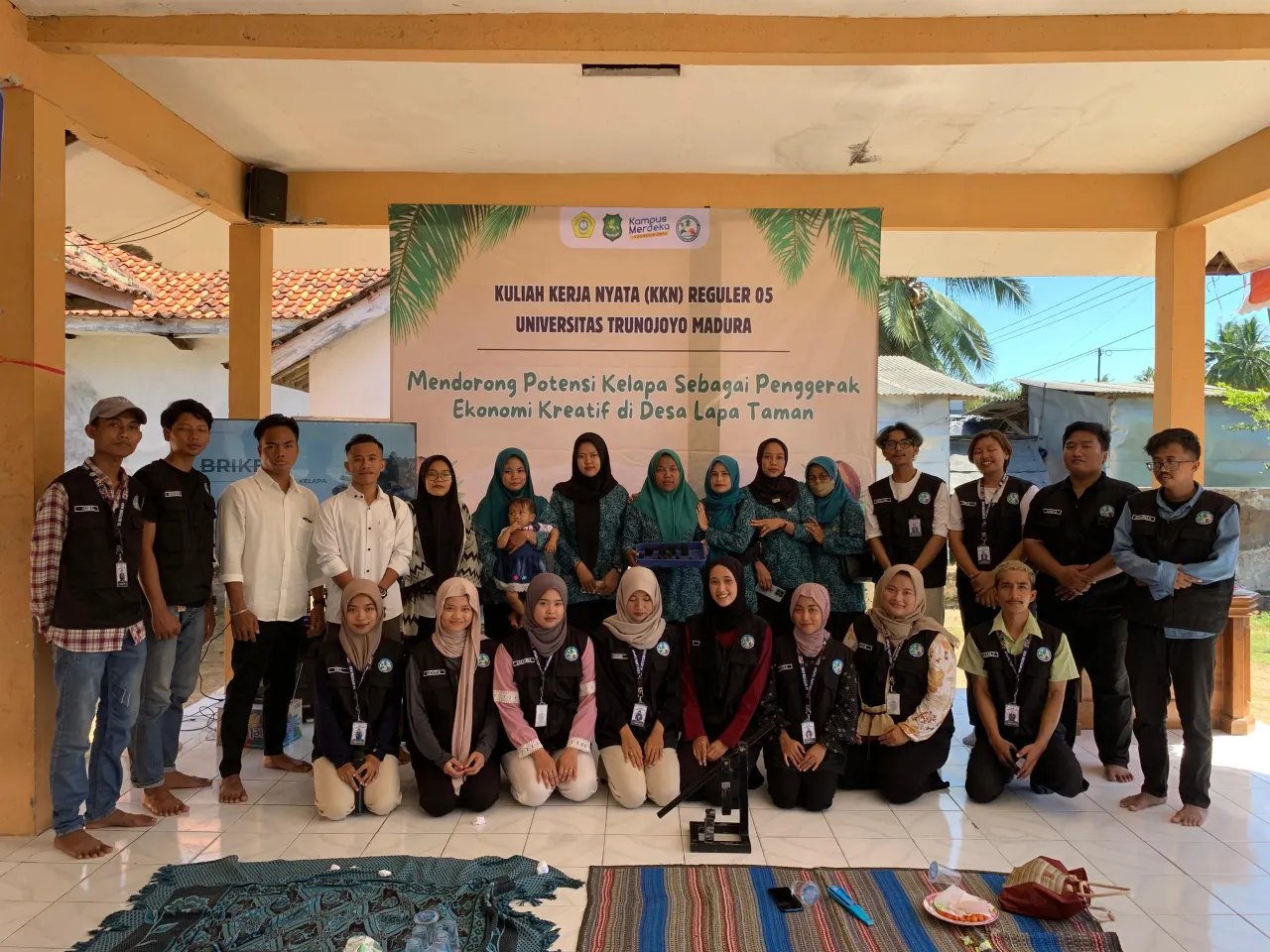 Edukasi Potensi Lokal: Mahasiswa KKN UTM 2025 Gelar Sosialisasi Briket Kelapa di Desa Lapa Taman