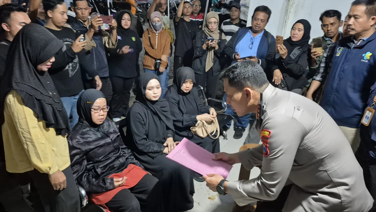 Kapolresta Banyuwangi Serahkan Korban KMP Tunu Pratama Jaya Asal Malaysia kepada Keluarga untuk Dimakamkan