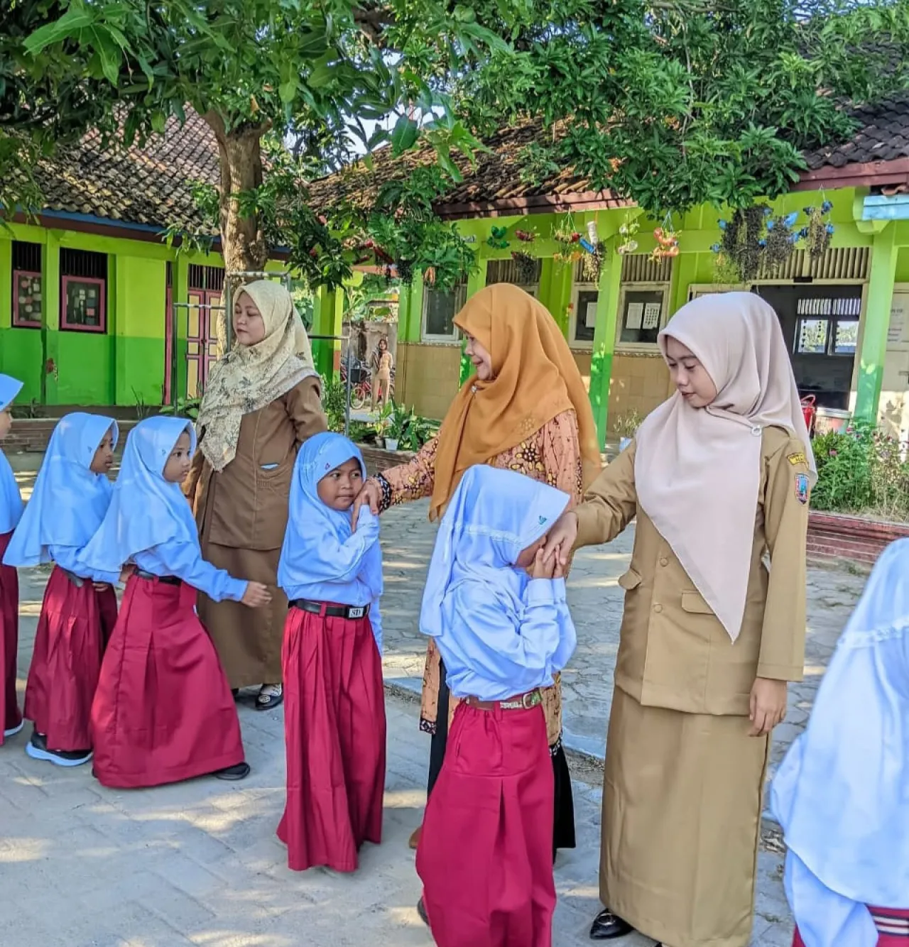 SDN 2 Babaktulung Gelar Upacara dan MPLS, Selingi Perpisahan Guru Purna Tugas