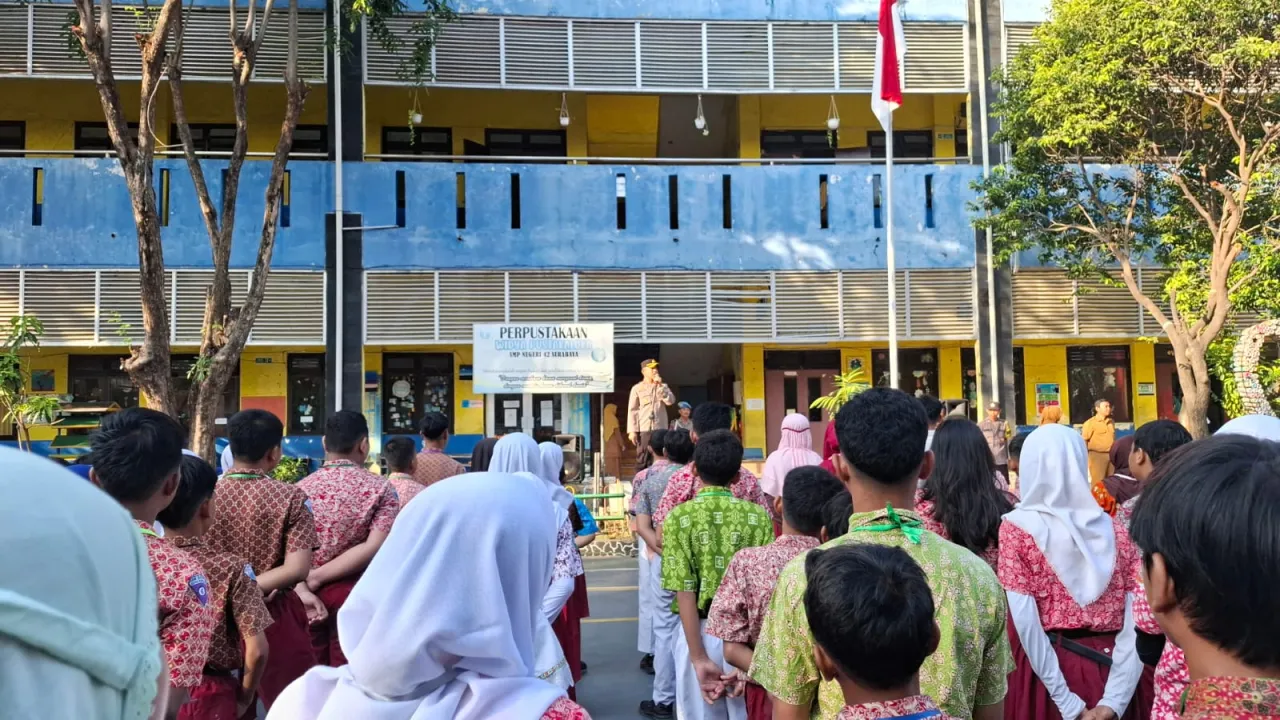 Cegah Kenakalan Remaja, Kapolsek Asemrowo Ingatkan Pelajar Patuhi Jam Malam dan Stop Bullying