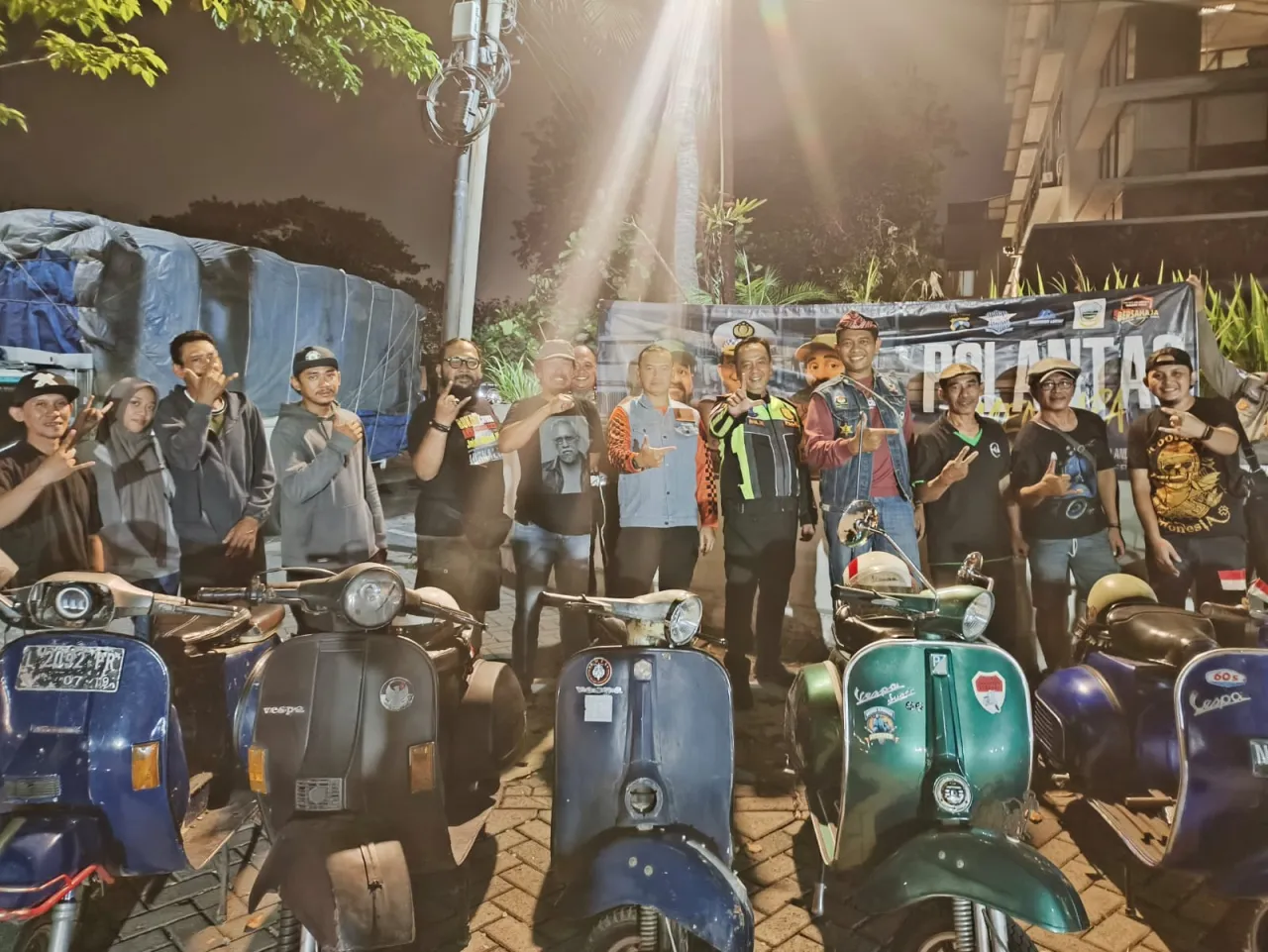 Cangkrukan Satlantas Polres Tanjung Perak Bersama Komunitas Vespa, Pererat Hubungan dan Sosialisasi