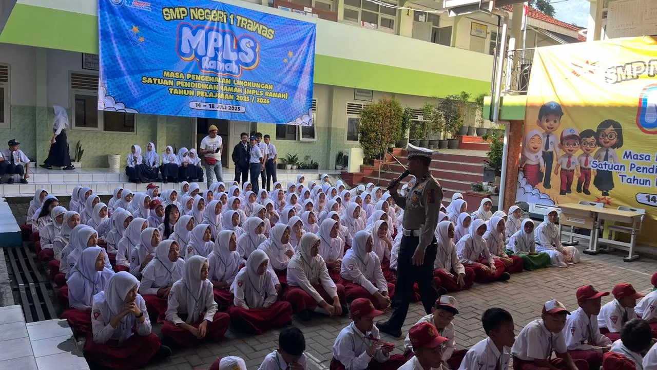 Operasi Patuh Semeru 2025, Polres Mojokerto Edukasi Pelajar Tertib Lalin dan Berbagi Helm Gtatis