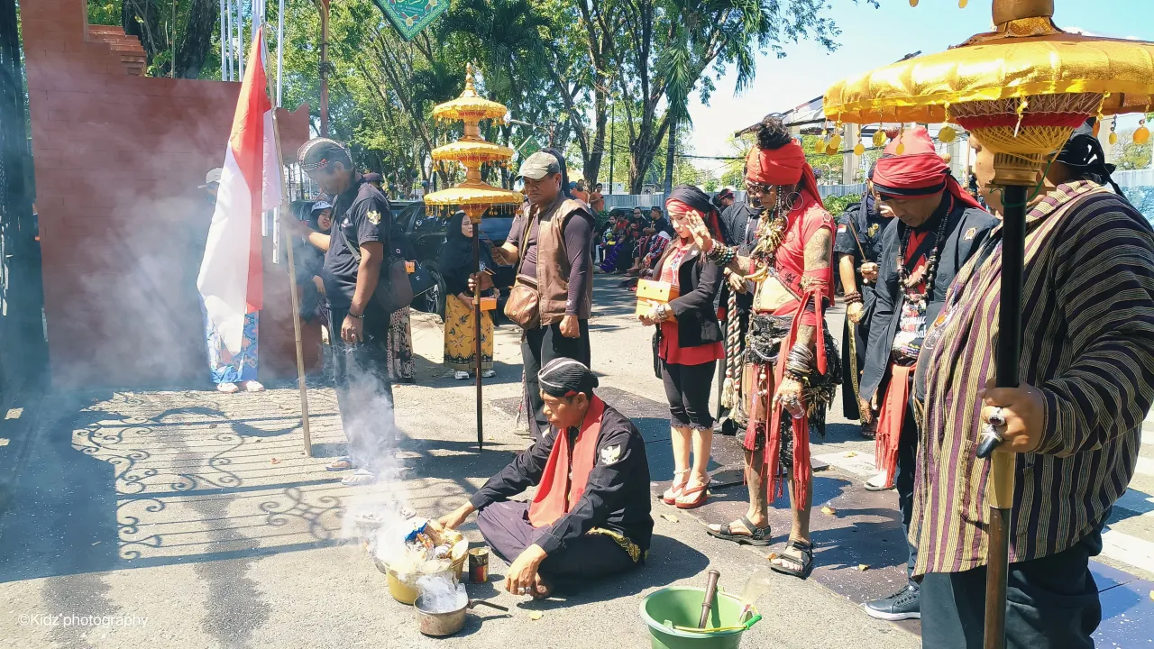 BARISAN PEJUANG KEBUDAYAAN BANGSA GELAR RUWATAN DI DEPAN GEDUNG DPRD SIDOARJO