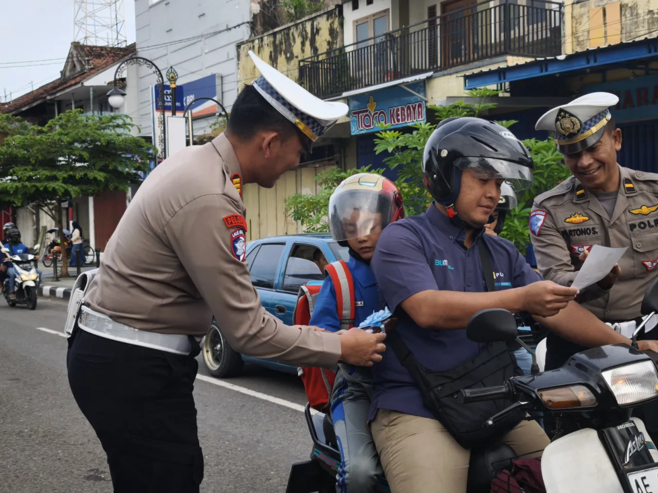 Polres Ponorogo Sampaikan Pesan dan Cinderamata kepada Pengendara di Penghujung Operasi Patuh Semeru 2025