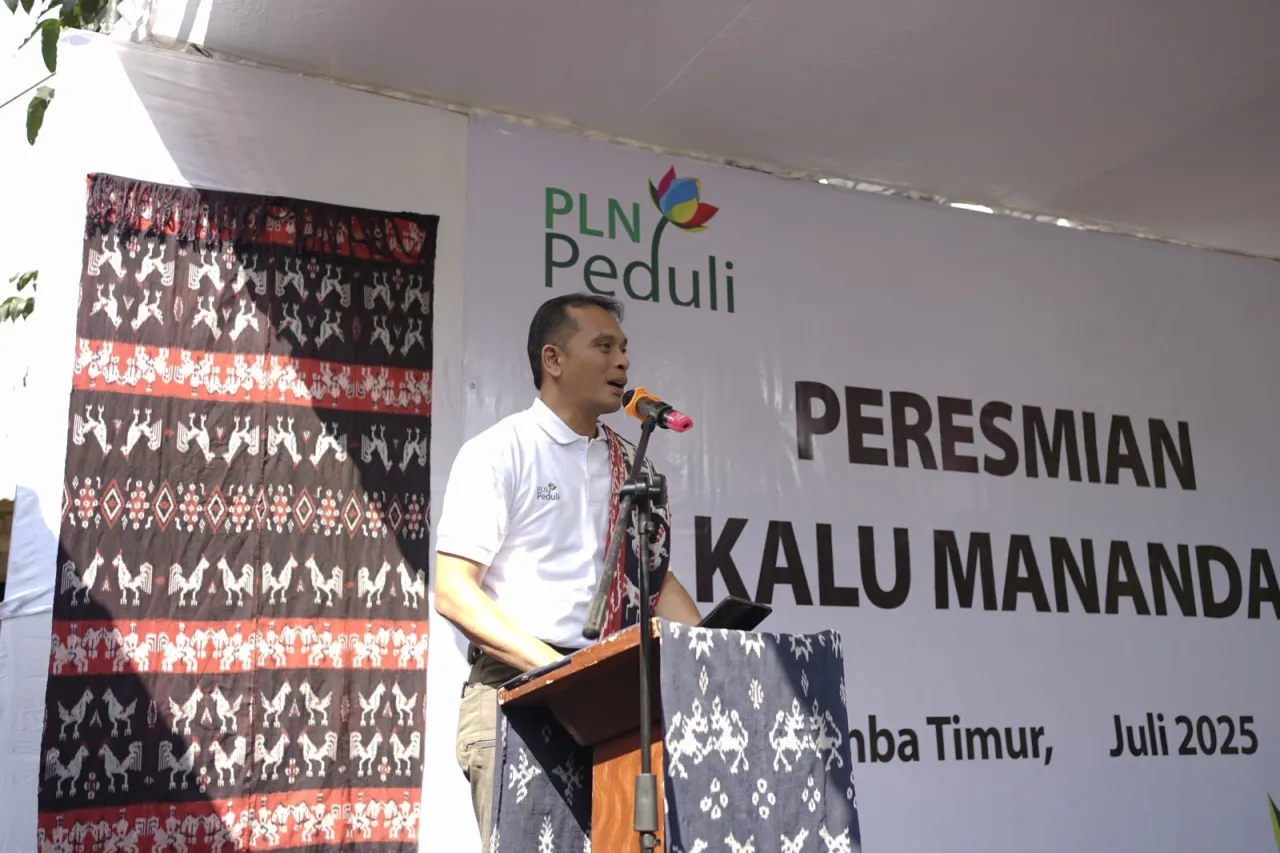 Menyambut Hari Kemerdekaan, Kontribusi PLN untuk Anak-Anak Sumba di Hari Anak Nasional, Dari Sampah Jadi Sekolah