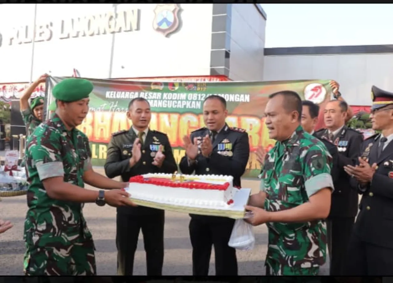 Dandim 0812 Lamongan Beri Kejutan Spesial Untuk Kapolres Lamongan Di HUT Bhayangkara Ke-79