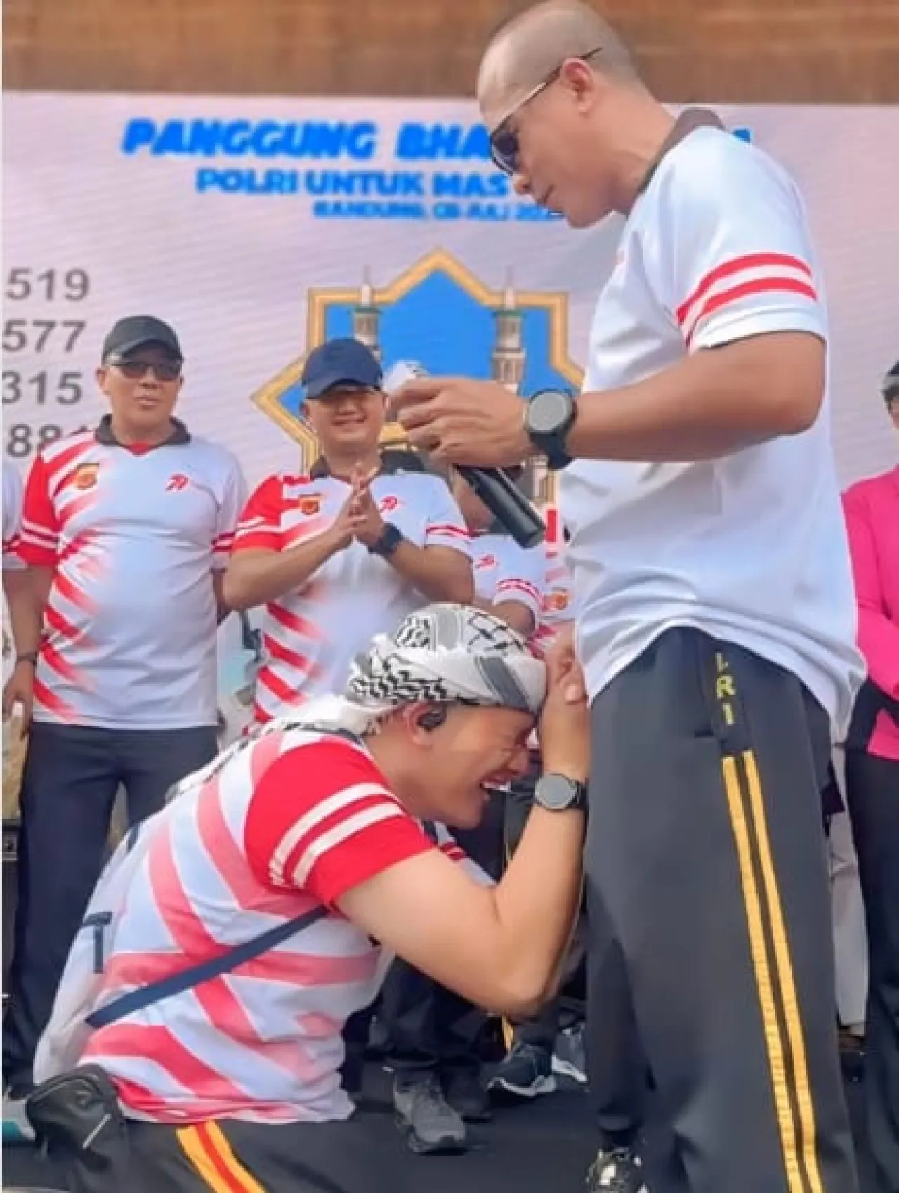Kapolda Jabar Beri Hadiah Hari Bhayangkara ke-79 Dengan Berangkatkan Umroh Anggota