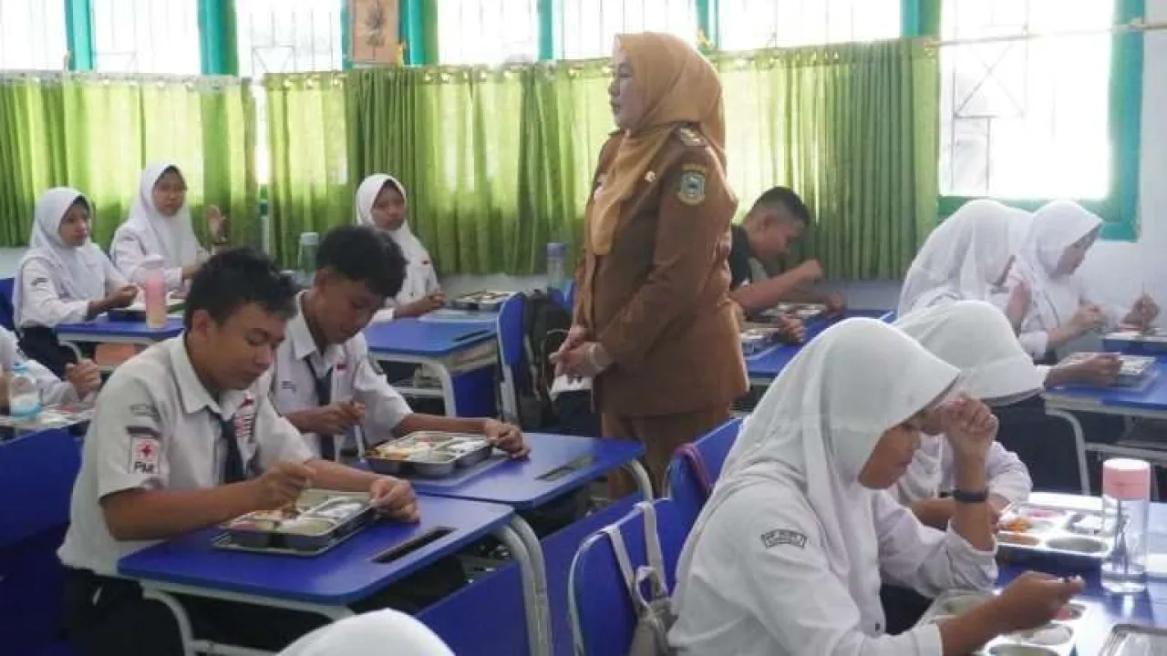 Wabup Kuningan Tinjau Monitoring MPLS di SMPN 4
