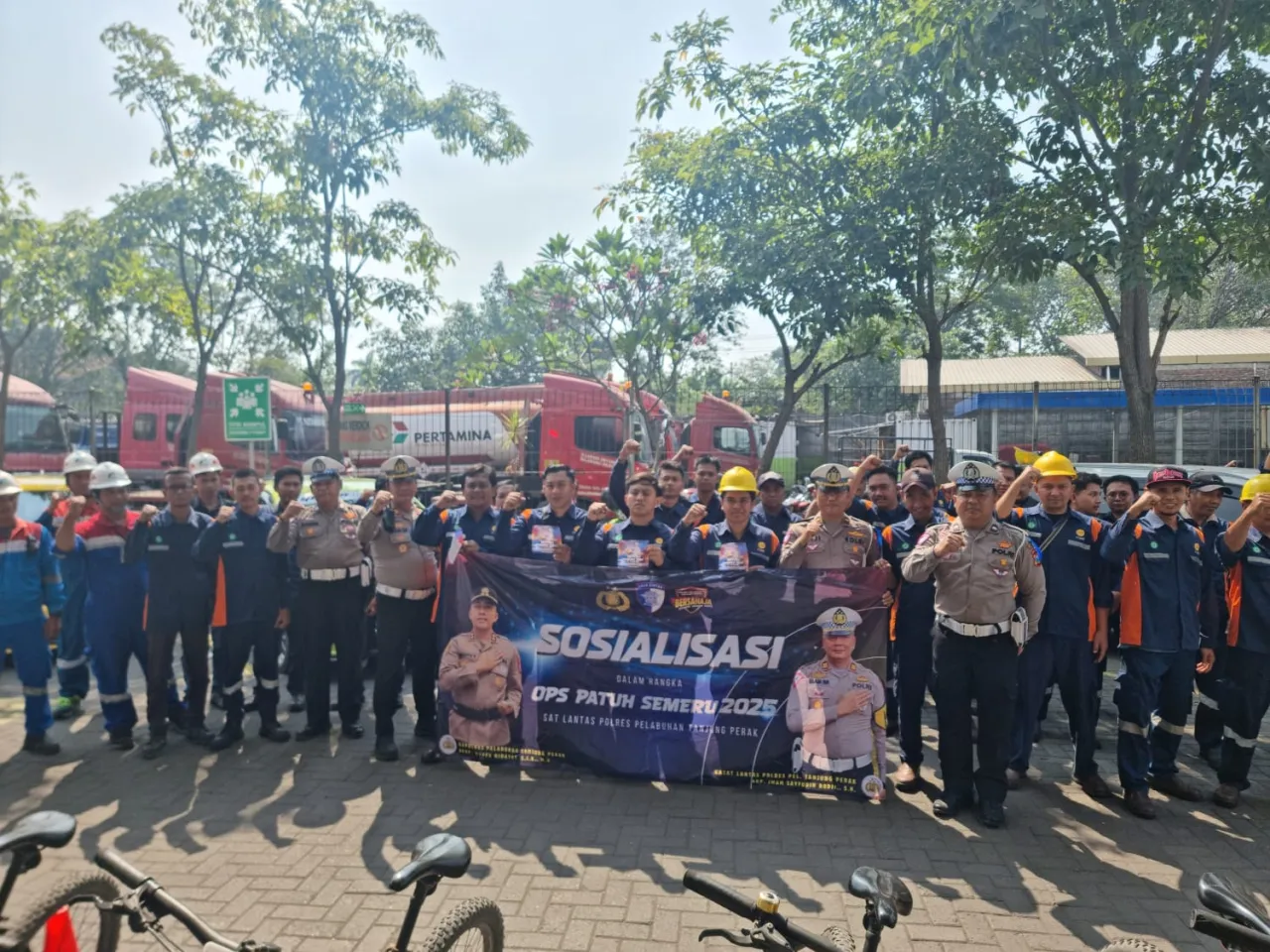 Ops Patuh Semeru 2025: Polres Tanjung Perak Sosialisasi Tertib Lalu Lintas di Patra Niaga Depo Pertamina.