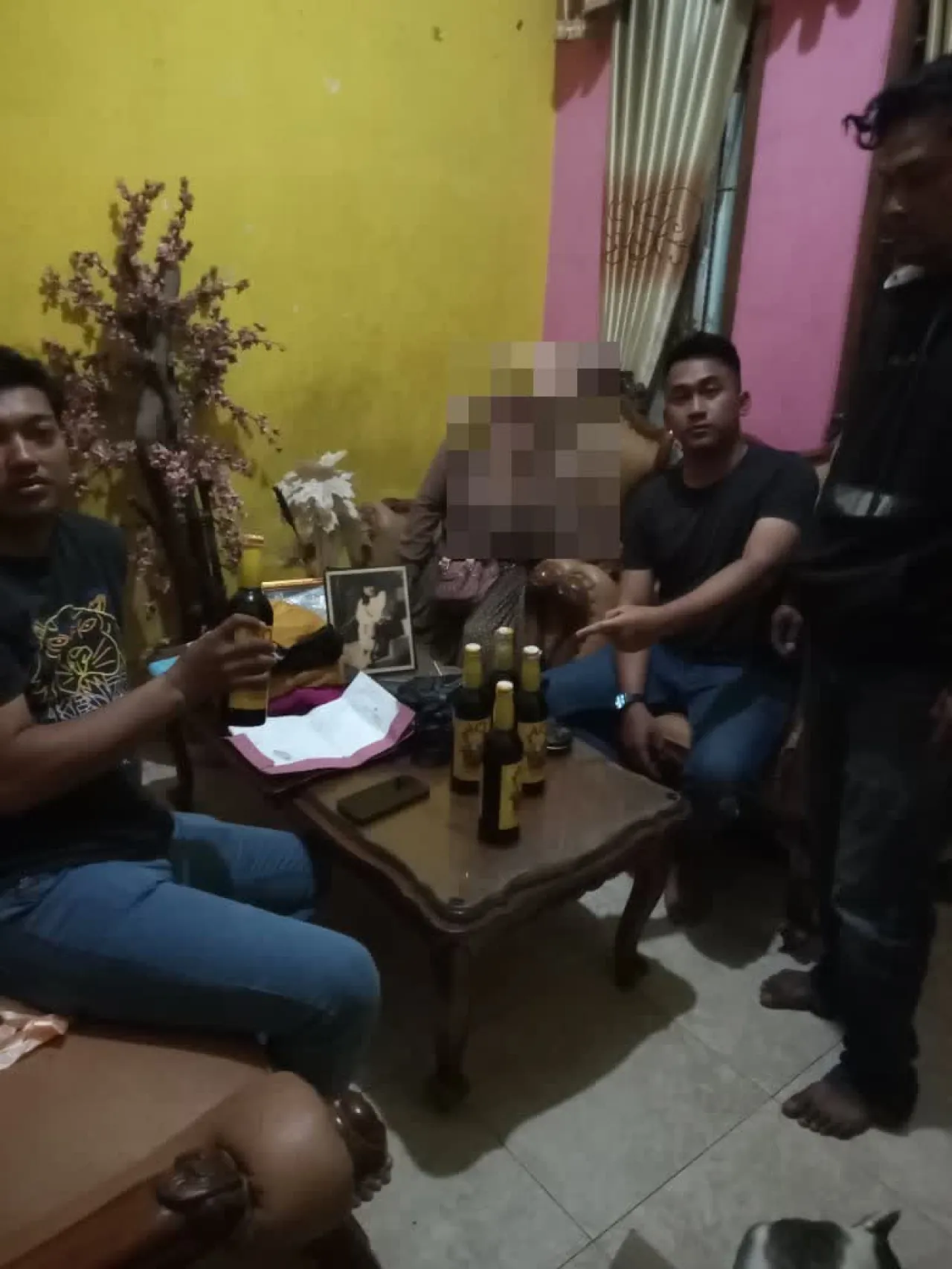 Minuman Keras Disita, Warung Es Kelapa Buka Topeng