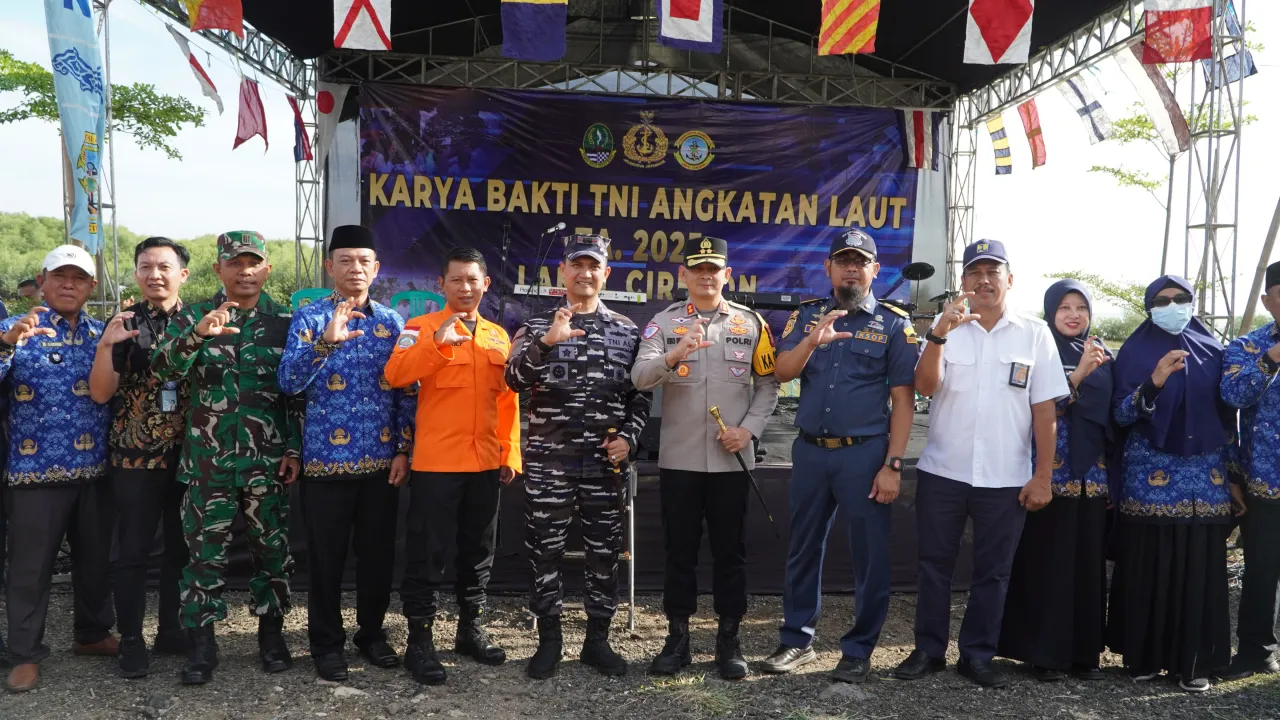 Wujud Sinergitas, Kapolres Cirebon Kota Hadiri Karya Bhakti TNI AL Tahun 2025 di Pantai Mundu