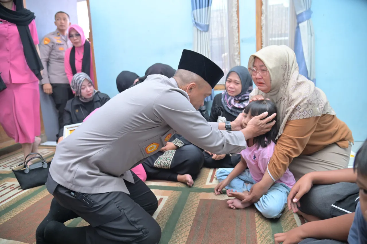 Kapolda Jawa Barat Melayat Ke Rumah Duka Aipda Anumerta Cecep