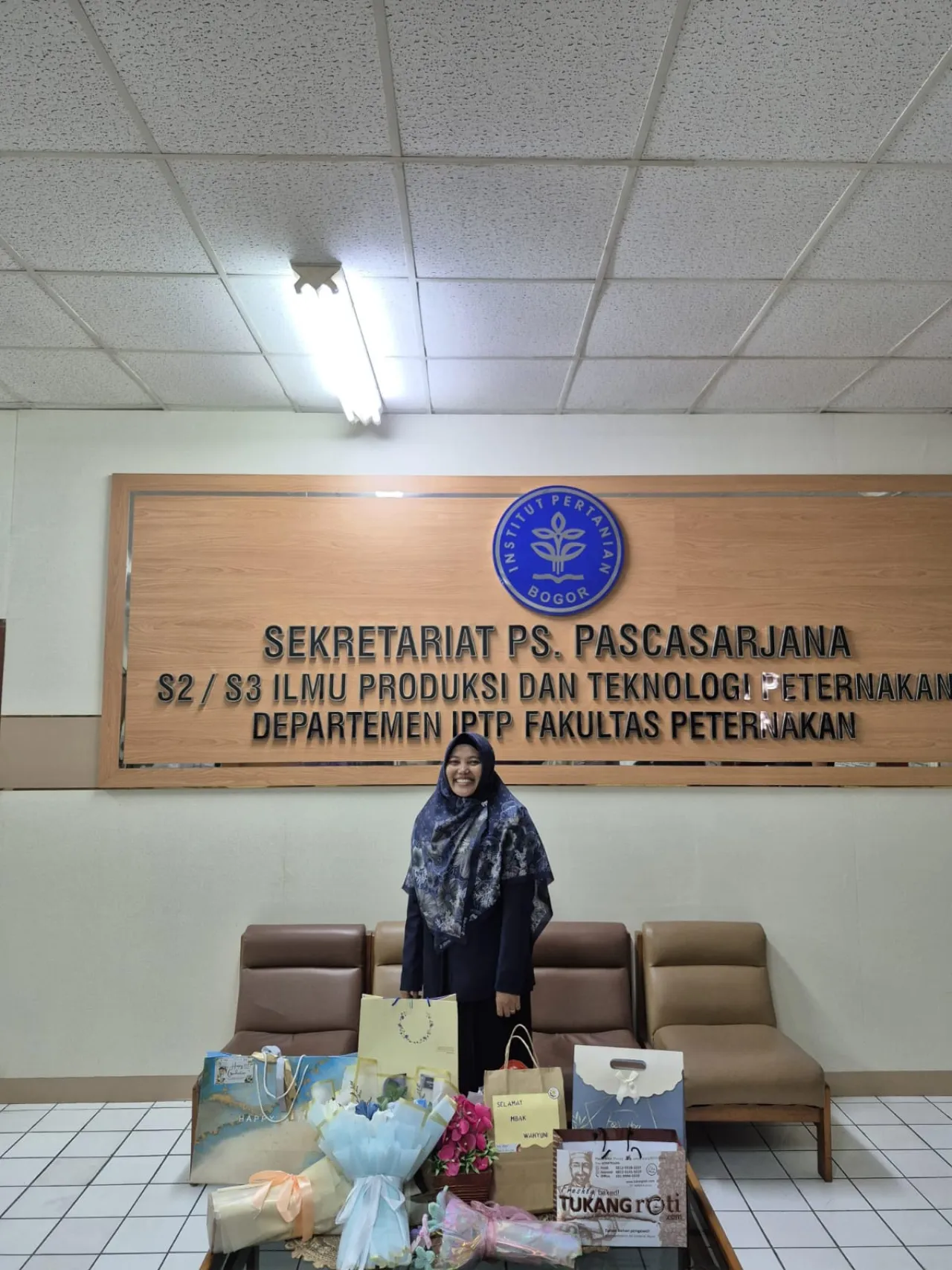 Membanggakan,,! Ir. Wahyuni Dosen Fakultas Peternakan Dan Perikanan UNISLA Raih Gelar Doktor Dari IPB University
