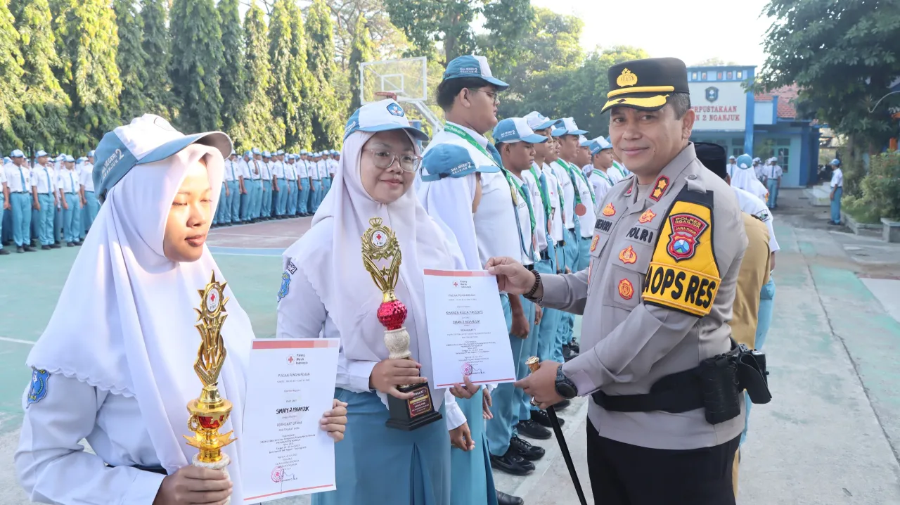 Dekat dan Bersahabat, Polisi Blusukan ke Sekolah Edukasi Tertib Lalin dan Berbagi Hadiah untuk Pelajar di Nganjuk
