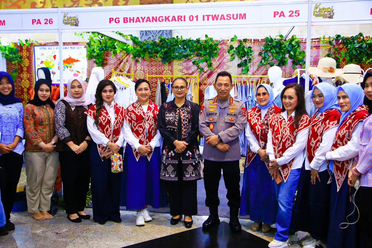 Kapolri Tinjau Bazar Kreasi Bhayangkari Nusantara 2025, Dorong Pertumbuhan UMKM