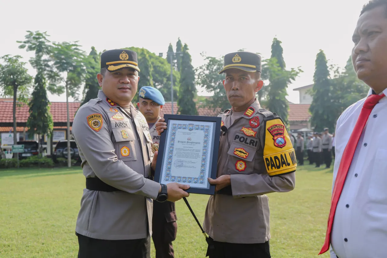 Bentuk Apresiasi, Kapolres Jombang Berikan Penghargaan kepada 10 Anggota Berprestasi