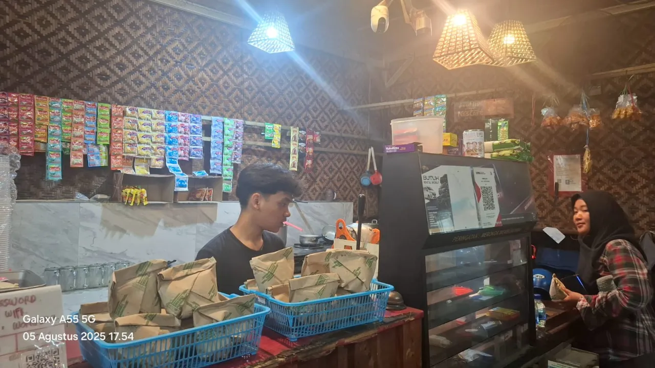 Sensasi Kuliner Tradisional: Nasi Bungkus Bambu Runcing Kini Hadir di Warkop Wong Java Surabaya!