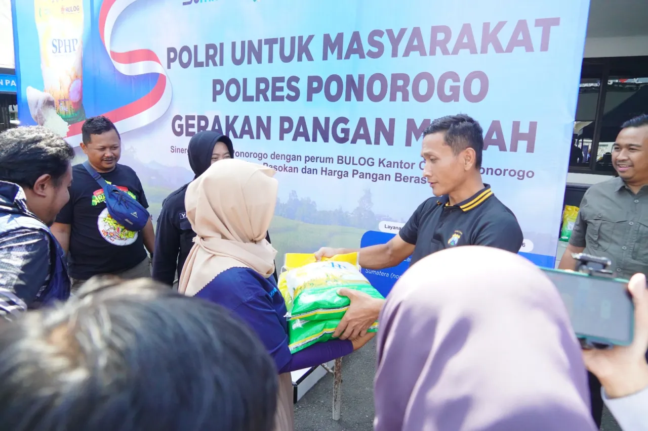 Polres Ponorogo Gelar Pasar Murah, Sediakan 47 ton Beras Warga Sambut Antusias