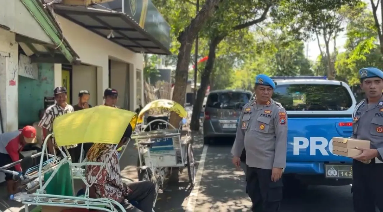 Giat Sosial : Patroli Dialogis Polresta Banyuwangi Sambil Berbagi Nasi Untuk Abang Becak