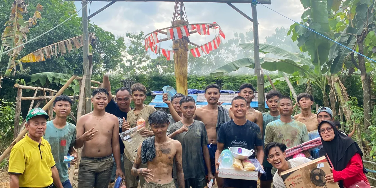 Lomba Panjat Pisang Meriahkan HUT ke-80 RI di Desa Sulang