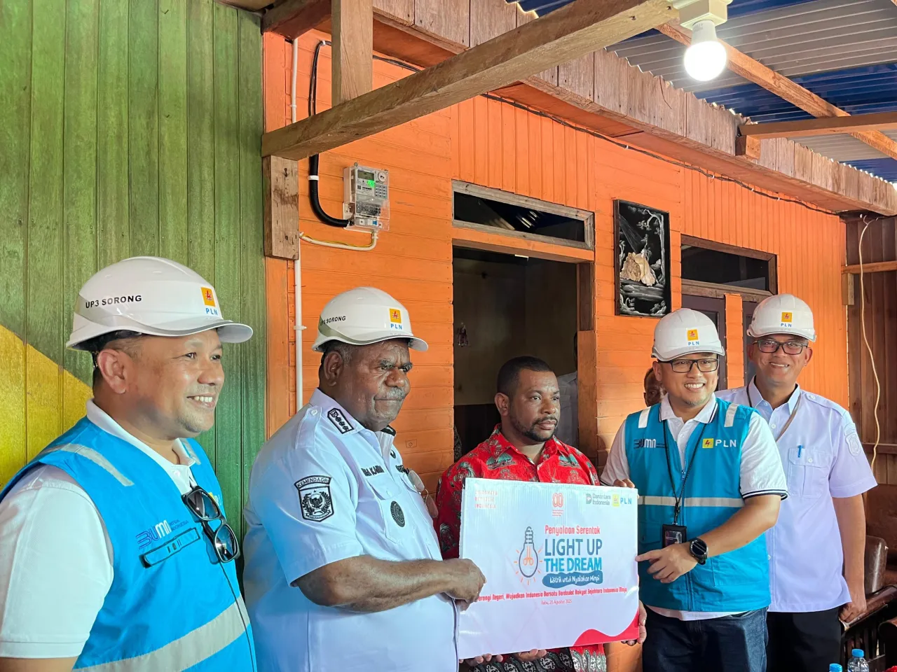 Kado HUT RI, PLN Salurkan Bantuan Pasang Listrik Gratis 2.821 Keluarga Prasejahtera di Seluruh Indonesia