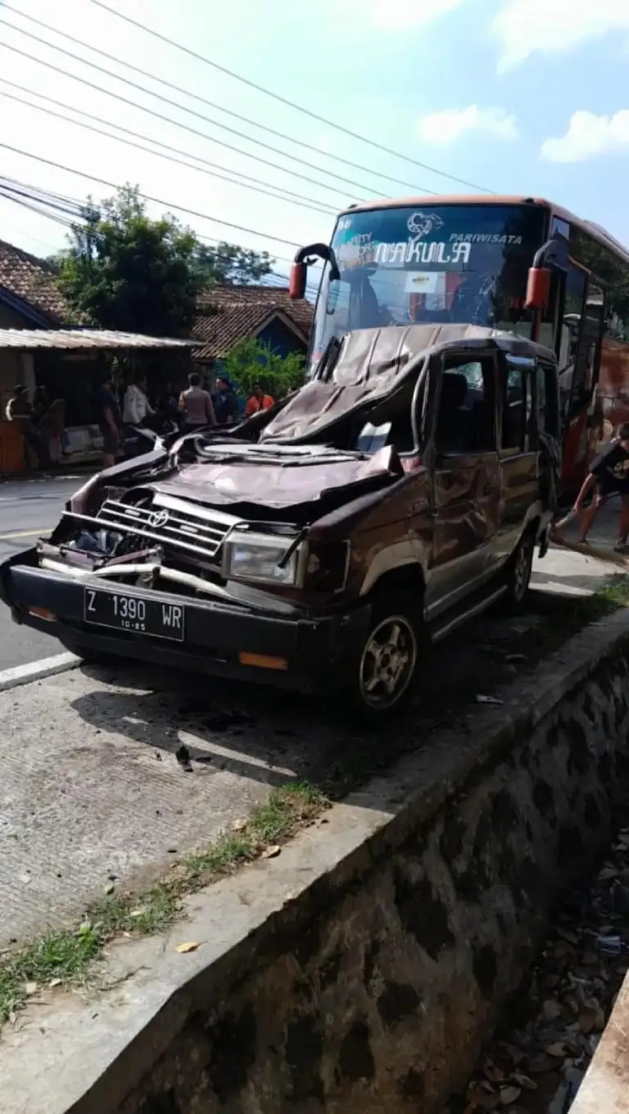 Kecelakaan di Kertawirama, Mobil Kijang Pembawa 8 Orang Sampe Ringsek