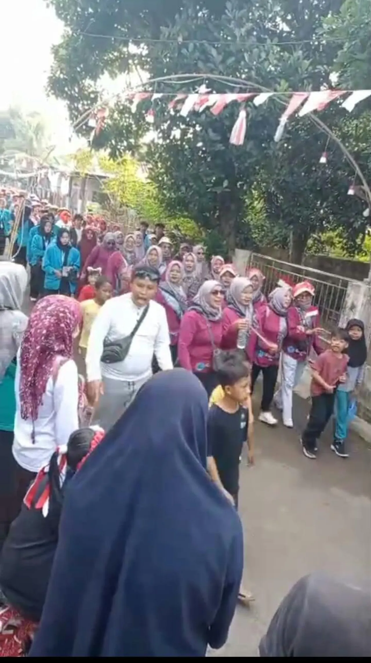 JALAN SANTAI MENYAMBUT HUT RI KE-80 DI DESA WALED DESA KECAMATAN WALED KABUPATEN CIREBON